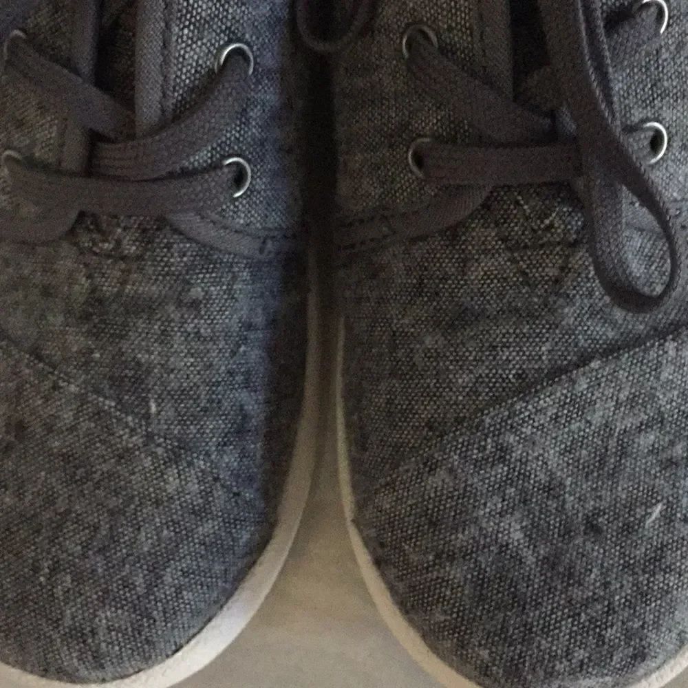 🎉1 hr Sale 🎉Boy toms shoes 💙 - Picture 2 of 6